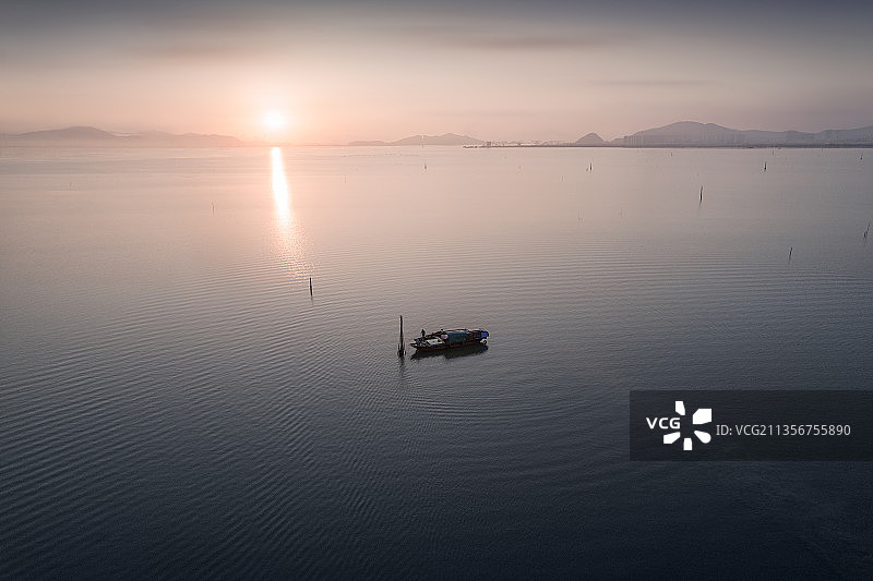 孤舟日出图片素材