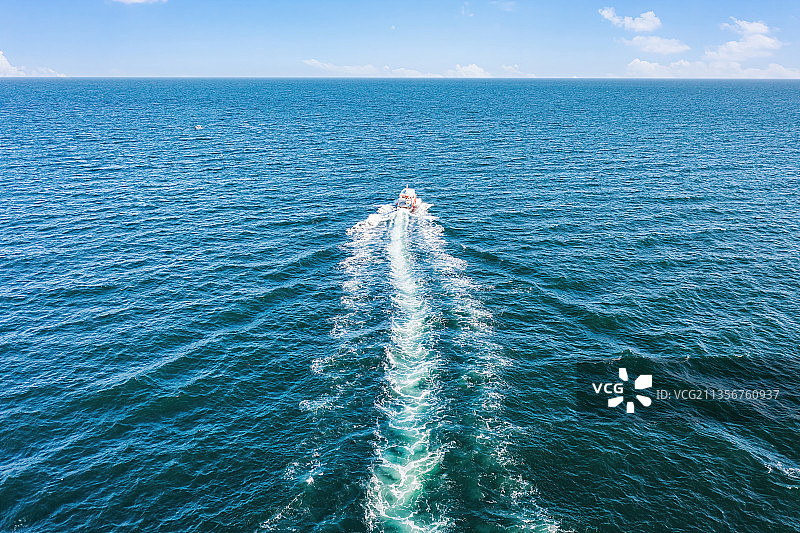 海南省三亚市海棠区蜈支洲岛旅游风景区观光船图片素材