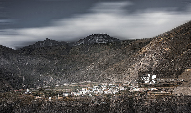 雪山下的村庄图片素材