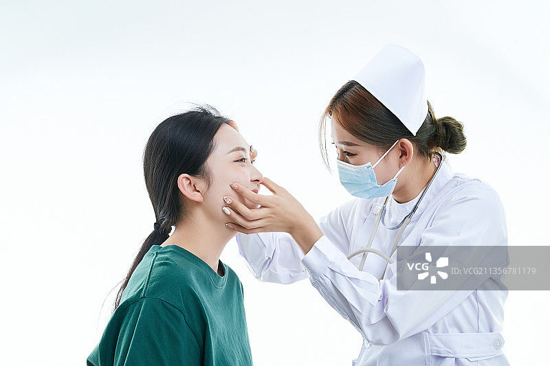年轻的女性医护人员为患者进行身体检查图片素材