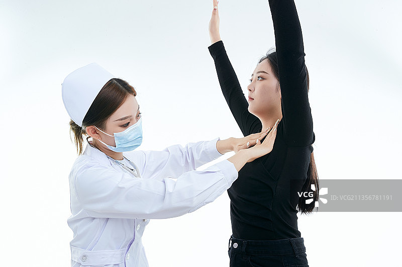 年轻的女性医护人员为患者进行胸部检查图片素材