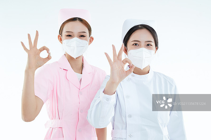 两位亚洲年轻女性医护人员图片素材