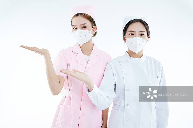 两位亚洲年轻女性医护人员图片素材