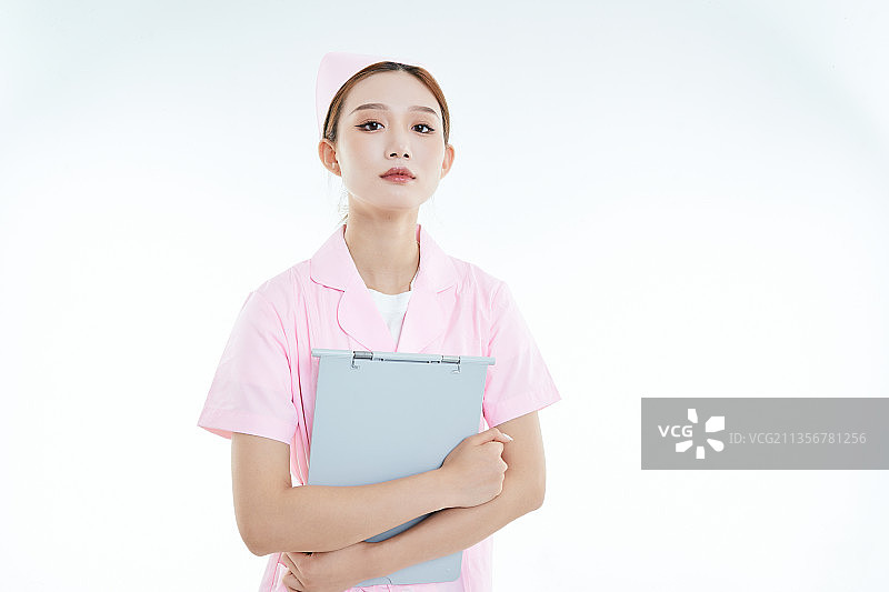白背景里穿护士服手持病历夹的美女护士图片素材