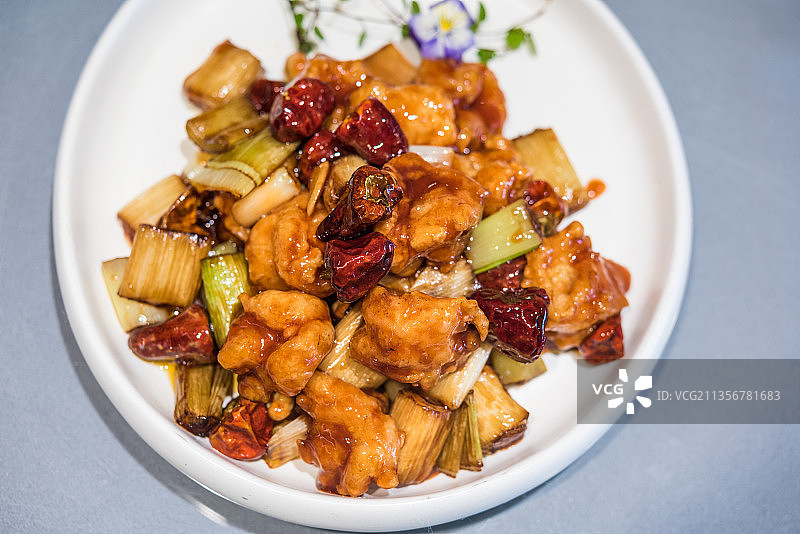 一盘炸虾段熘虾段特写图片素材