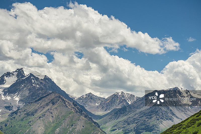 夏季中国新疆G217独库公路沿途的高山草原图片素材