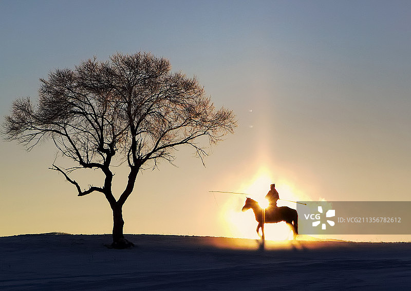 雪地上骑马的人图片素材