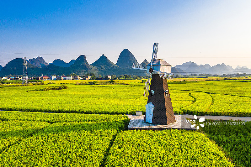 广西柳州柳城县古砦稻田风车风光图片素材