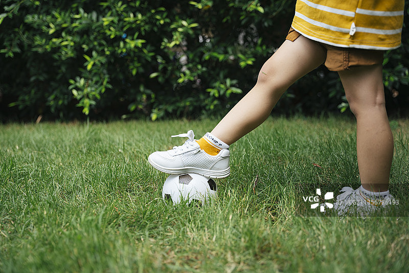 孩子们在绿茵场上踢足球。图片素材