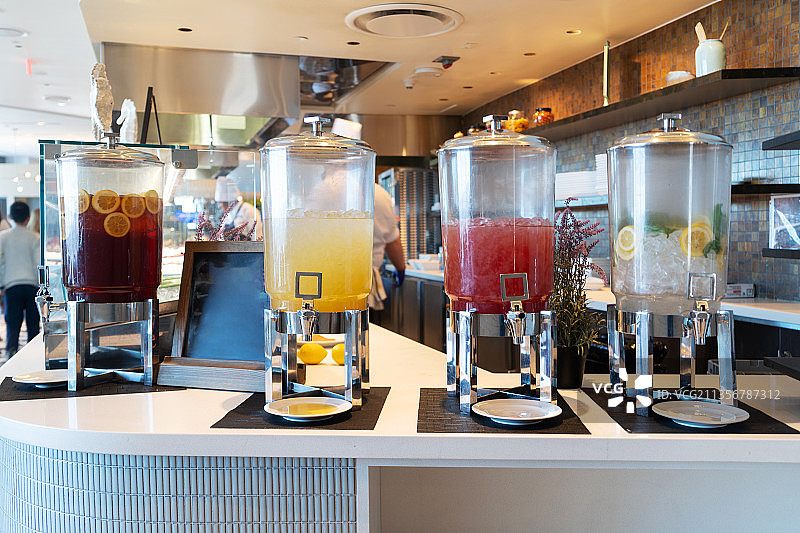 自主餐厅内的果汁机餐台图片素材