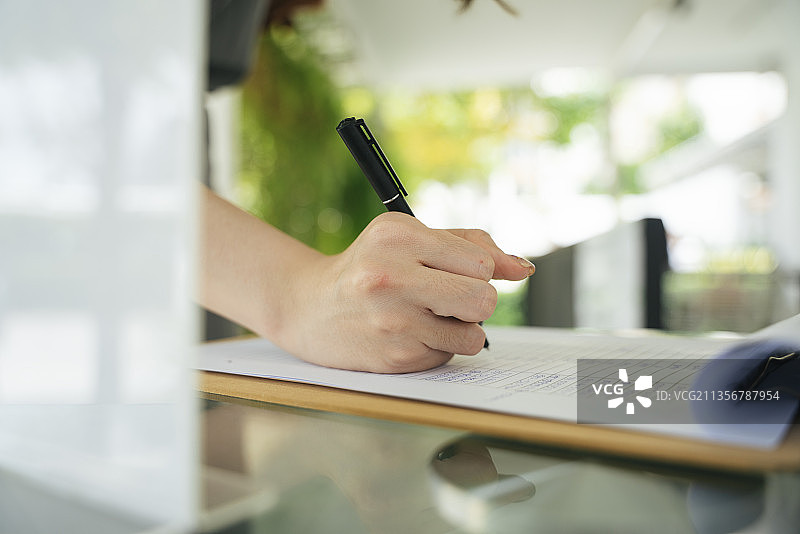 人们在进入餐厅之前要在签到纸上签字。图片素材