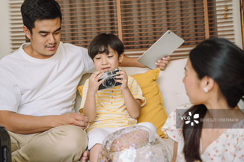 亚洲泰国家庭教儿子如何摄影。未来的职业摄影师。图片素材