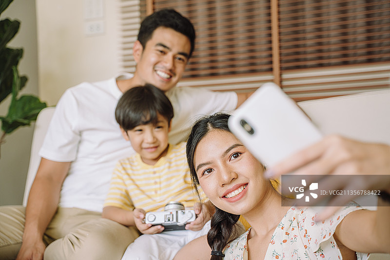 亚洲泰国家庭在旅行前用智能手机自拍。图片素材