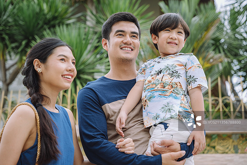欢快和幸福的亚洲和泰国家庭的肖像一起在户外穿休闲装的时间。图片素材