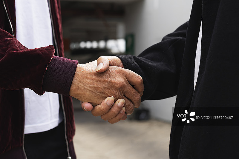 商人在握手做生意。协议上。图片素材