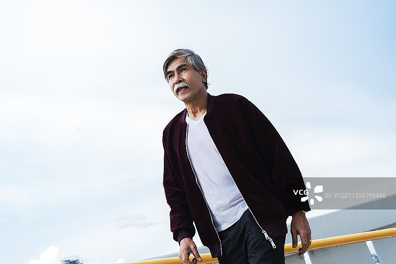 街头时尚-老男人的肖像穿着夹克。图片素材