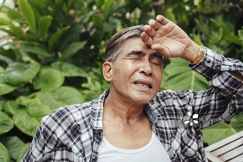 亚洲老年农民的肖像从农场的户外工作累了。图片素材