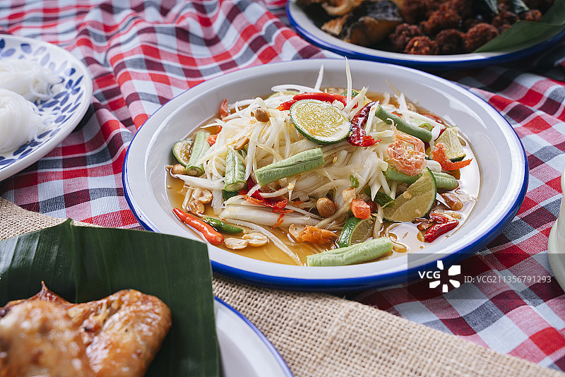 青木瓜沙拉(泰式青木沙拉)，搭配各式各样的食物。图片素材