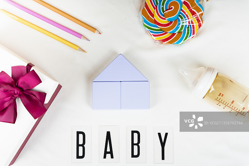 玩具屋和儿童配件，糖果，牛奶瓶和礼品盒。图片素材