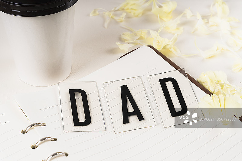 为庆祝父亲节，老爸在古董书上的话语。图片素材