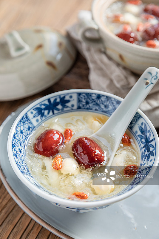 糖水炖品冰糖莲子红枣银耳羹图片素材