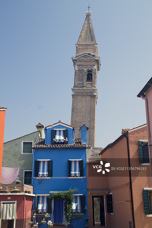 布拉诺岛上的倾斜教堂钟楼图片素材