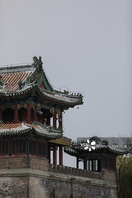 北京颐和园初雪中的建筑物一角图片素材
