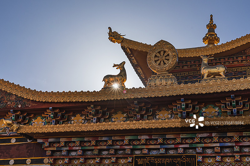 阳光透过飞来寺上的雕塑散发出耀眼的光芒图片素材
