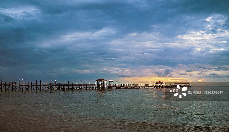 日落时分的海边码头图片素材