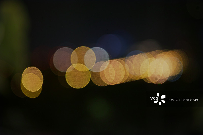 镜头虚化的夜晚光斑图片素材