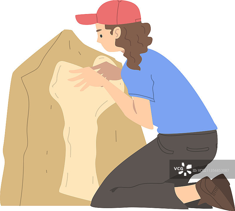 女考古学家在岩石附近工作图片素材