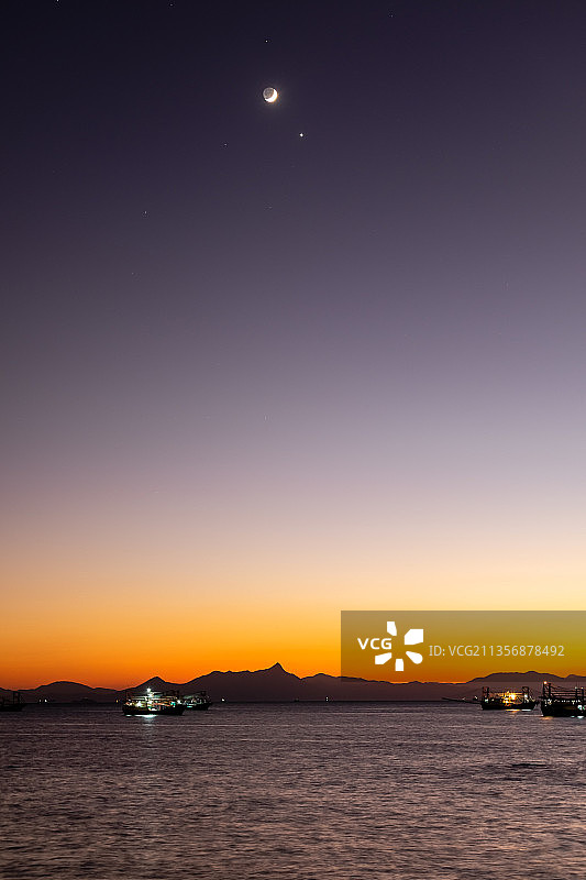 海湾日暮星月图片素材