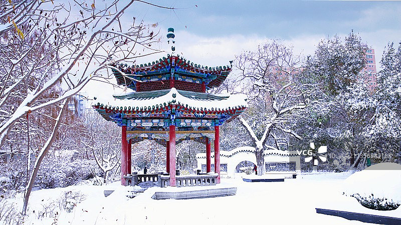 雪中的古亭图片素材