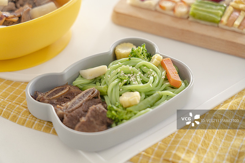 香煎牛肋排蔬菜汁面图片素材