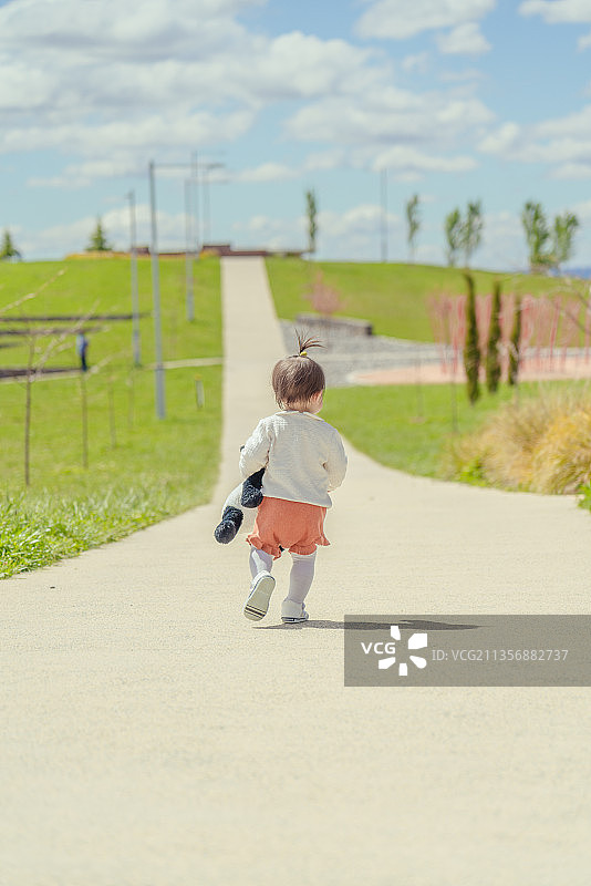 山顶坡道游玩的小男孩图片素材