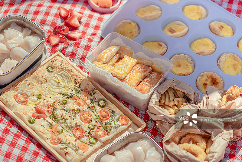 野餐垫上的佛卡夏蒸饺一口酥水果天妇罗图片素材