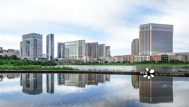 中国澳门氹仔赌场酒店建筑群水面倒影图片素材