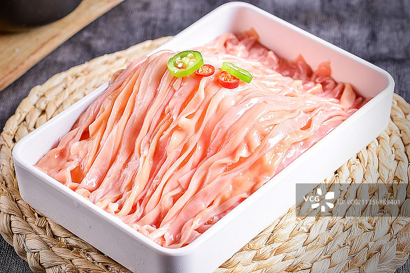 一盘火锅新鲜食材鸭肠图片素材