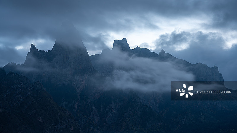 清晨的山与云图片素材