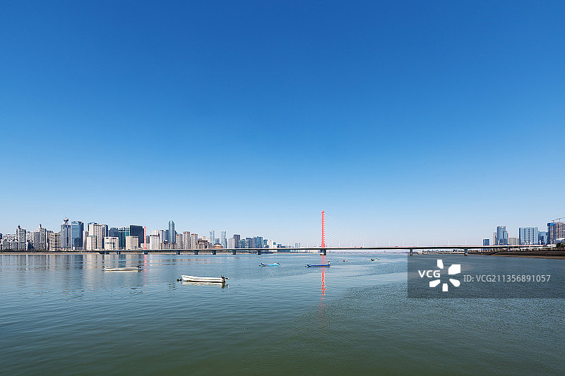 宽阔的钱塘江和杭州新城的现代建筑图片素材