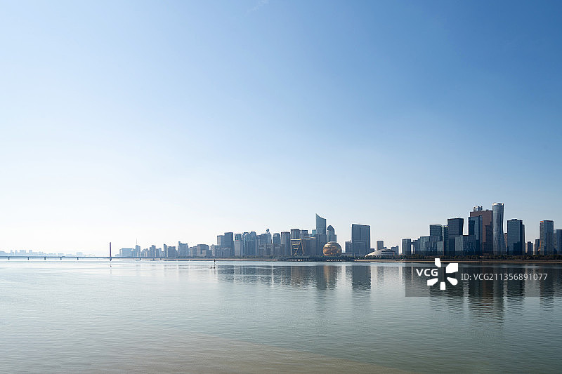 宽阔的钱塘江和杭州新城的现代建筑图片素材