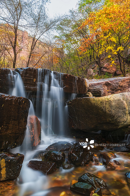 河南新乡太行山辉县万仙山景区郭亮大峡谷瀑布秋季户外风光图片素材