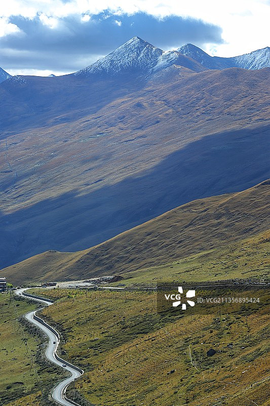 雪山与草原图片素材