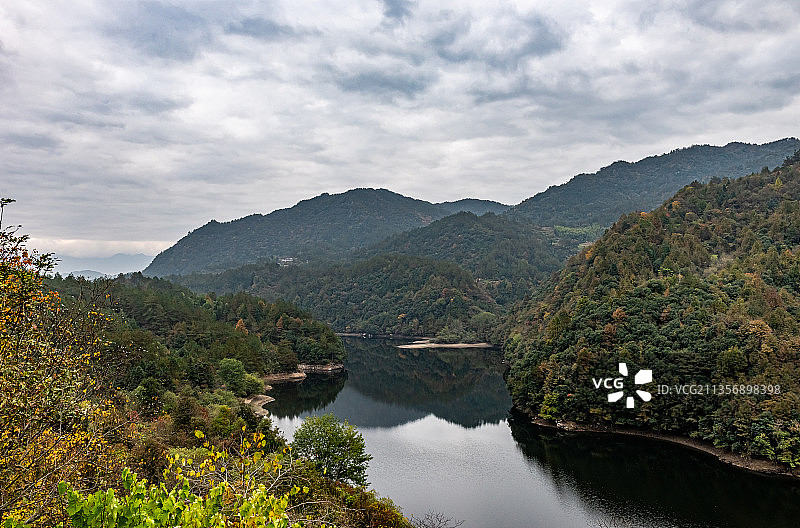 多云天气的山水图片素材