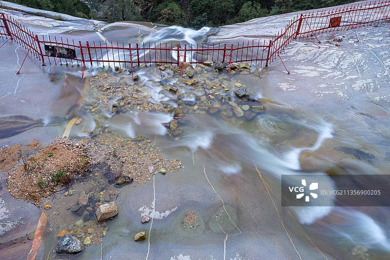 中国山东泰安泰山天外村竹林寺天外村黑龙潭瀑布图片素材