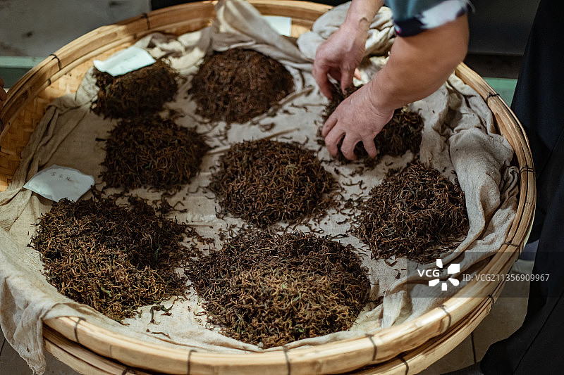 中国山东泰安茶农炒茶图片素材