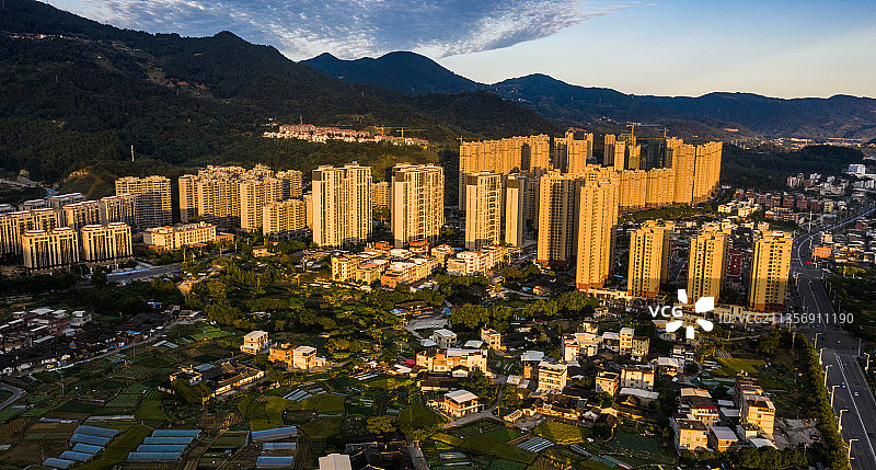 永春新农村暮色，夕阳把崭新的高楼和民房染成金黄。图片素材