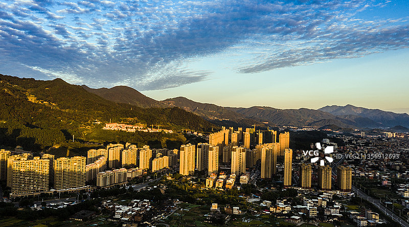 永春县城沐浴着初冬暖阳和云彩变幻的傍晚，清新、充满希望。图片素材