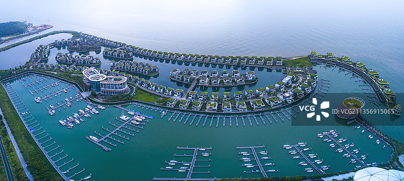 俯瞰游艇别墅区生态环境优美水清碧绿图片素材