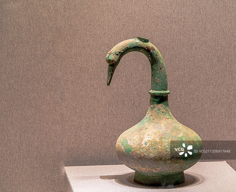 三门峡出土文物---鹅首曲颈青铜壶图片素材